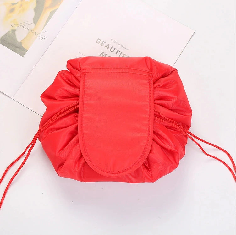 【一瞬で全開・探し物ゼロ】Lazy Makeup Bag 【レイジー・メイクバッグ】|巾着式折りたたみメイクポーチ|コードを引けばすっきり閉じて、緩めれば一瞬で全開|軽量&コンパクト・旅行や普段使いに最適|コスメ・スキンケア・アクセもすっきり収納できる時短アイテム