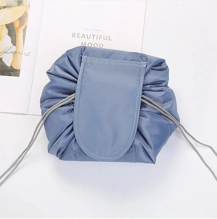 【一瞬で全開・探し物ゼロ】Lazy Makeup Bag 【レイジー・メイクバッグ】|巾着式折りたたみメイクポーチ|コードを引けばすっきり閉じて、緩めれば一瞬で全開|軽量&コンパクト・旅行や普段使いに最適|コスメ・スキンケア・アクセもすっきり収納できる時短アイテム