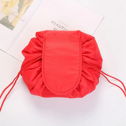 【一瞬で全開・探し物ゼロ】Lazy Makeup Bag 【レイジー・メイクバッグ】｜巾着式折りたたみメイクポーチ｜コードを引けばすっきり閉じて、緩めれば一瞬で全開｜軽量＆コンパクト・旅行や普段使いに最適｜コスメ・スキンケア・アクセもすっきり収納できる時短アイテム