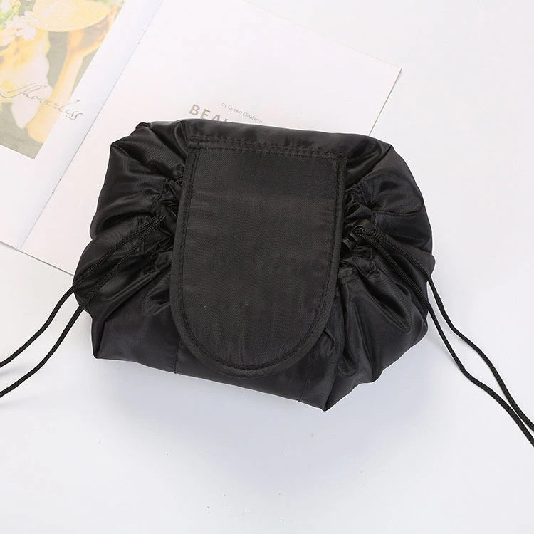 【一瞬で全開・探し物ゼロ】Lazy Makeup Bag 【レイジー・メイクバッグ】｜巾着式折りたたみメイクポーチ｜コードを引けばすっきり閉じて、緩めれば一瞬で全開｜軽量＆コンパクト・旅行や普段使いに最適｜コスメ・スキンケア・アクセもすっきり収納できる時短アイテム
