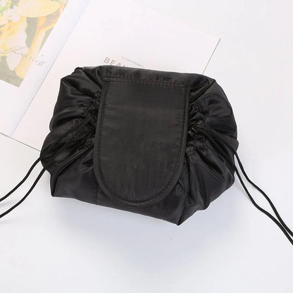 【一瞬で全開・探し物ゼロ】Lazy Makeup Bag 【レイジー・メイクバッグ】｜巾着式折りたたみメイクポーチ｜コードを引けばすっきり閉じて、緩めれば一瞬で全開｜軽量＆コンパクト・旅行や普段使いに最適｜コスメ・スキンケア・アクセもすっきり収納できる時短アイテム