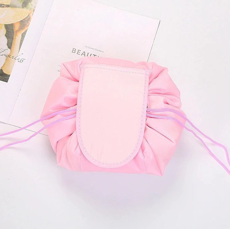 【一瞬で全開・探し物ゼロ】Lazy Makeup Bag 【レイジー・メイクバッグ】｜巾着式折りたたみメイクポーチ｜コードを引けばすっきり閉じて、緩めれば一瞬で全開｜軽量＆コンパクト・旅行や普段使いに最適｜コスメ・スキンケア・アクセもすっきり収納できる時短アイテム