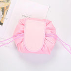 【一瞬で全開・探し物ゼロ】Lazy Makeup Bag 【レイジー・メイクバッグ】｜巾着式折りたたみメイクポーチ｜コードを引けばすっきり閉じて、緩めれば一瞬で全開｜軽量＆コンパクト・旅行や普段使いに最適｜コスメ・スキンケア・アクセもすっきり収納できる時短アイテム