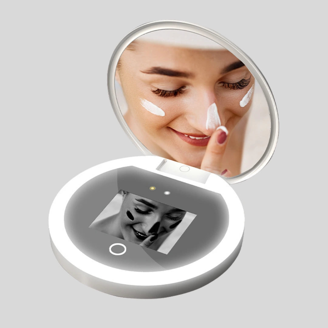 ClearSkin Mirror（クリアスキンミラー）｜UVチェック機能で日焼け止めの塗り残しを確認する女性