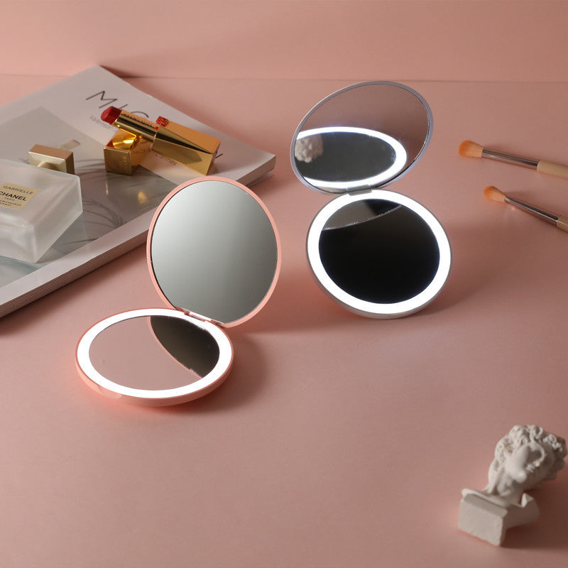 【LEDライト付きでどこでも理想のメイクが叶う】KiraMirror キラミラー｜USB充電式・超軽量コンパクト設計｜均一に顔を照らす自然光LED・手のひらサイズで携帯ラクラク｜インスタ映えデザインでプレゼントにも最適な女の子向けメイクミラー