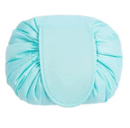 【一瞬で全開・探し物ゼロ】Lazy Makeup Bag 【レイジー・メイクバッグ】｜巾着式折りたたみメイクポーチ｜コードを引けばすっきり閉じて、緩めれば一瞬で全開｜軽量＆コンパクト・旅行や普段使いに最適｜コスメ・スキンケア・アクセもすっきり収納できる時短アイテム