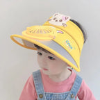 黄色いネコモチーフの帽子で注目度アップ。ファンで涼しく、UV対策もばっちり。