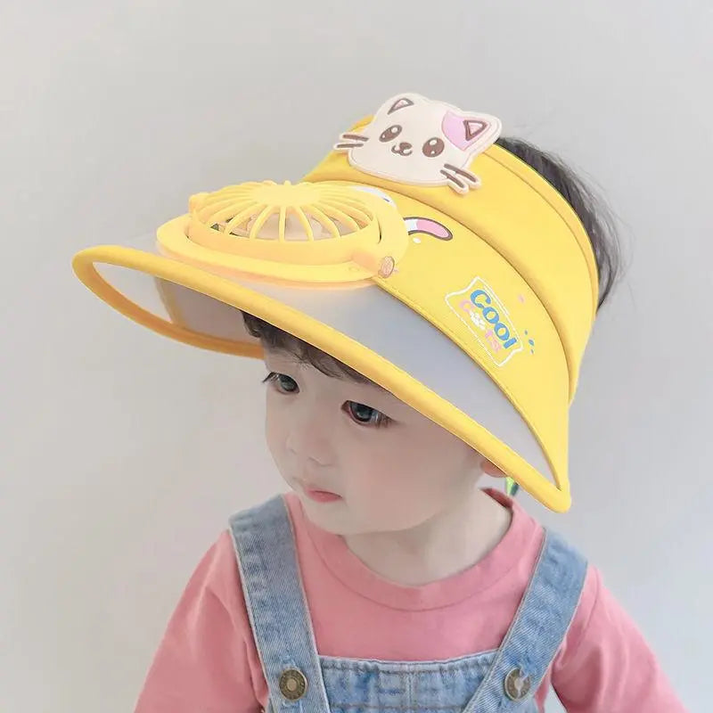 黄色いネコモチーフの帽子で注目度アップ。ファンで涼しく、UV対策もばっちり。