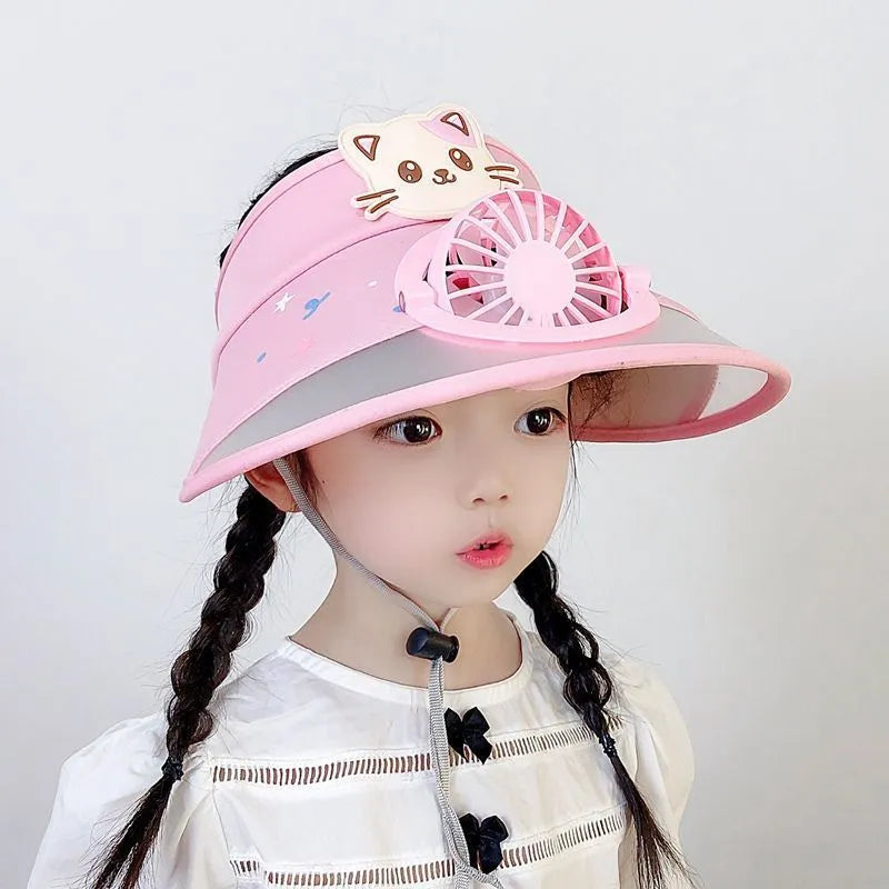 ピンクのネコデザイン帽子で夏も快適。ファン付きで涼しく、紫外線対策も万全。