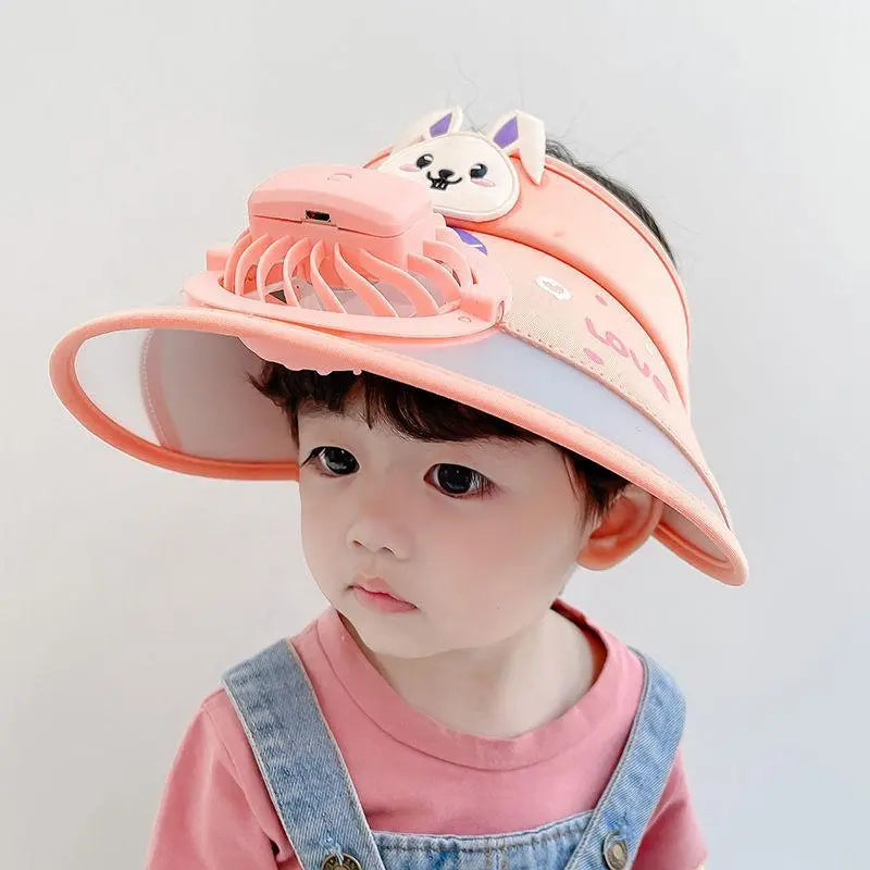 オレンジ色のウサギモチーフ付きサンバイザー。USB充電式ファンで外遊びでも涼しく快適。