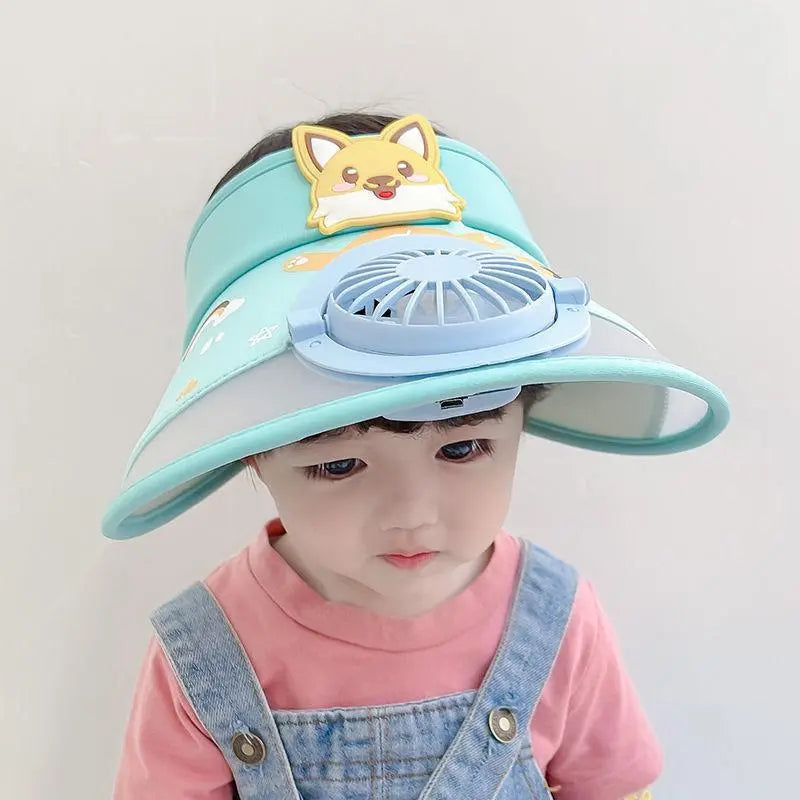 ミントグリーンのキツネキャラ付き帽子。通気性と日よけ機能を両立した夏の必需品。